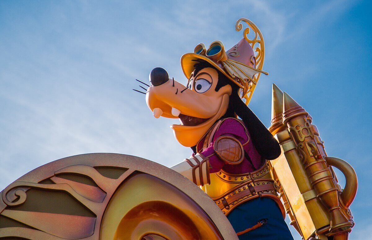 Goofy with rocket goofy wears a helmet and flying goggles, on his back he has a rocket pack