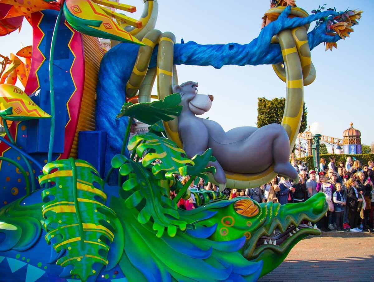 Baloo has made himself comfortable The Bä Balu has made himself comfortable by using the snake Kaa as a hammock