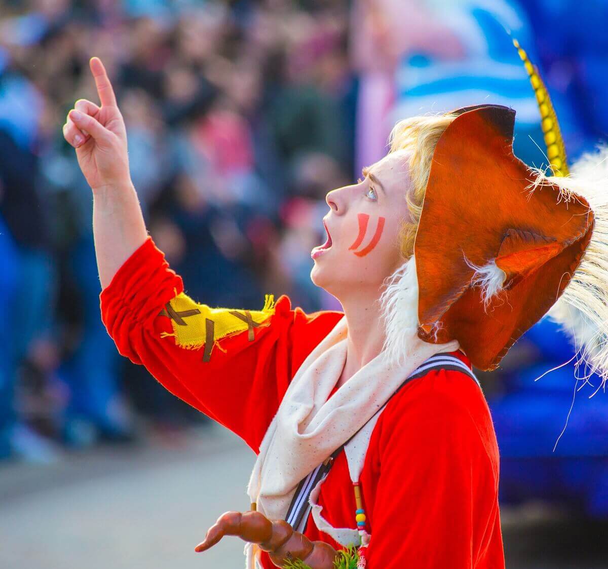 Dancer in adventurer costume A dancer at the parade taken from the side. He has put his head in the neck and looks up in amazement