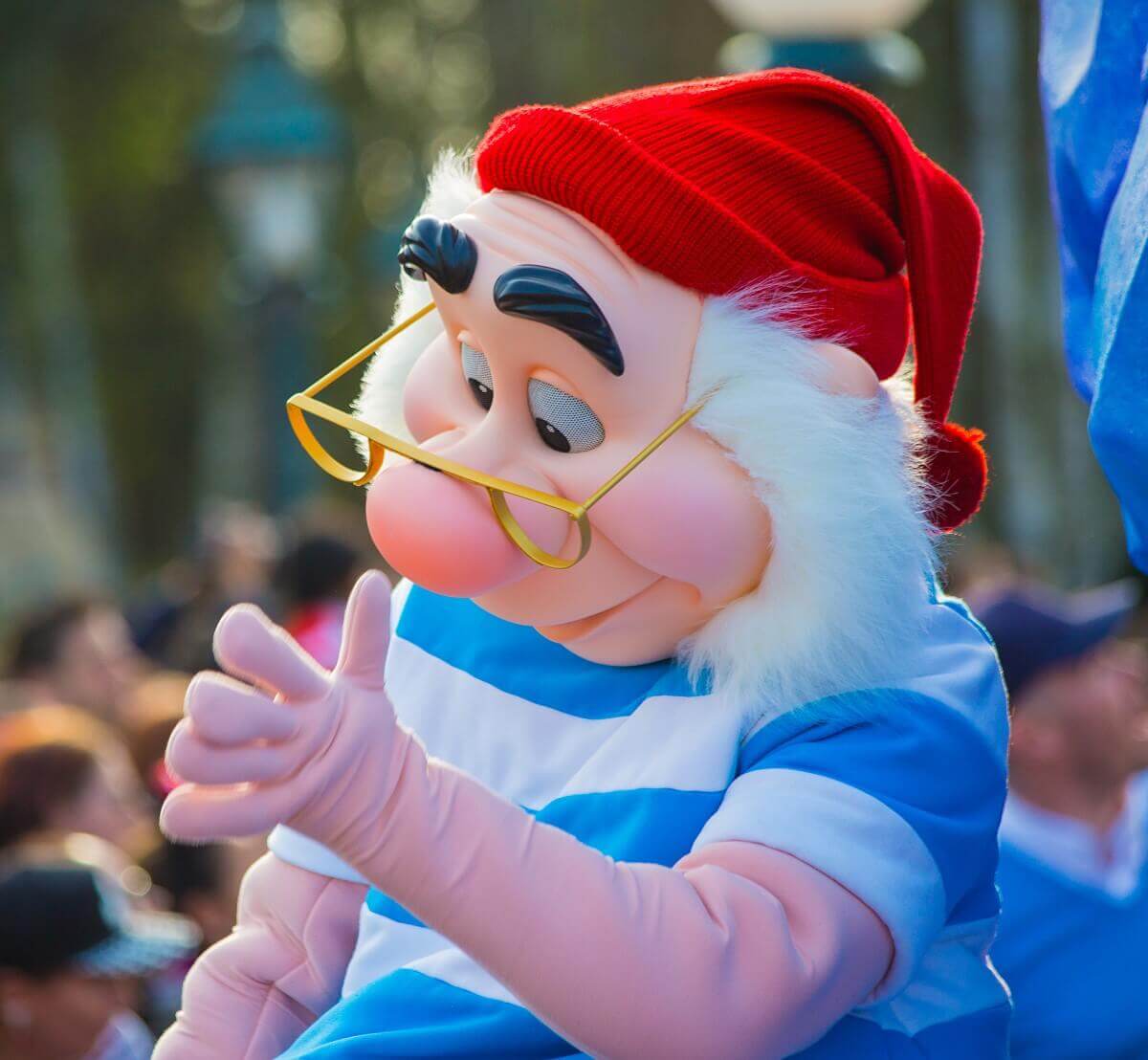 Beckoning Smee Side shot of Smee waving to the parade crowd