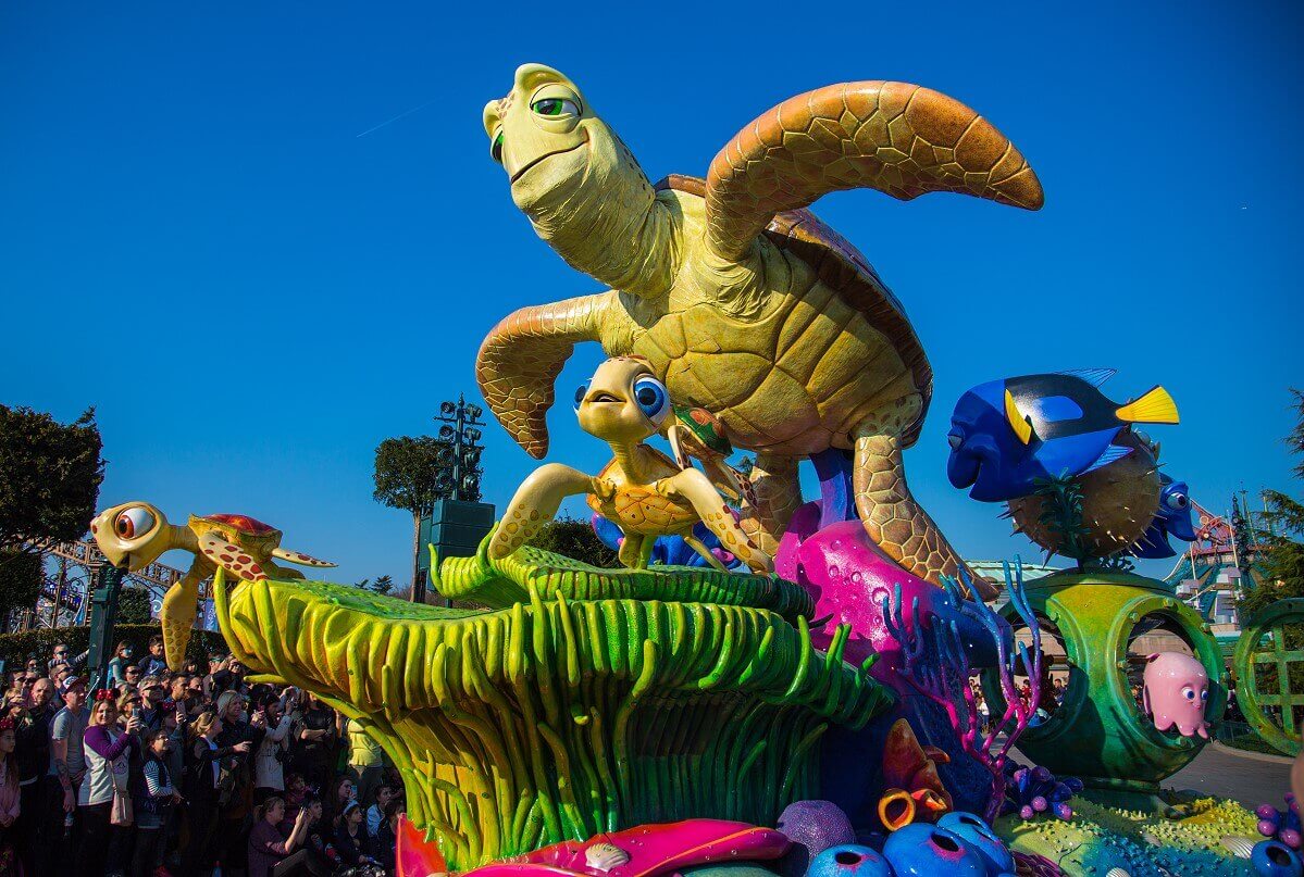 Finding Nemo Parade Float Turtle Crush with Suirt, Dory and other sea creatures