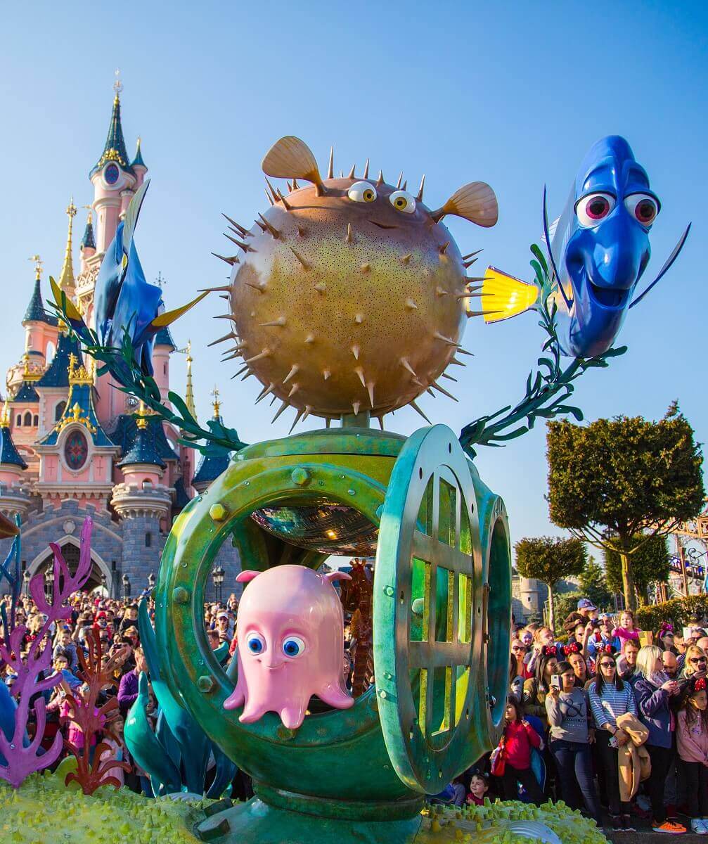 Puff, der Kugelfisch, Puff, die Krake und Dori schwimmen rund um eine Taucherglocke