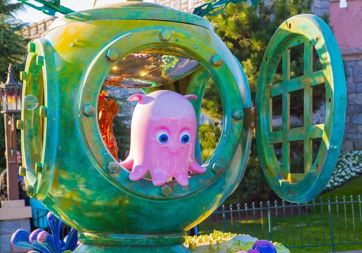 Small octopus pearl The small pink octopus pearl sits in the opening of a dew-owl bell