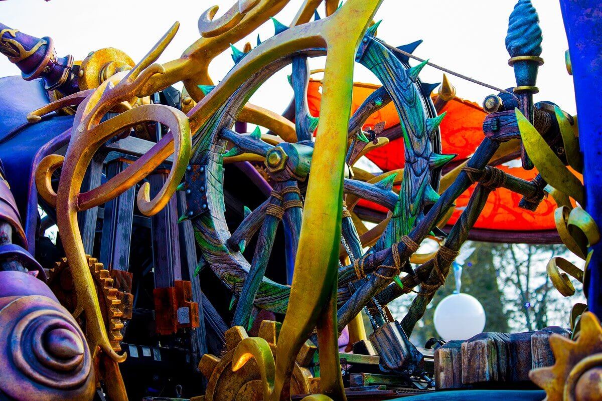 Spinning wheel on the parade float View into the mechanical interior of the kite, where a thorny spinning wheel becomes visible