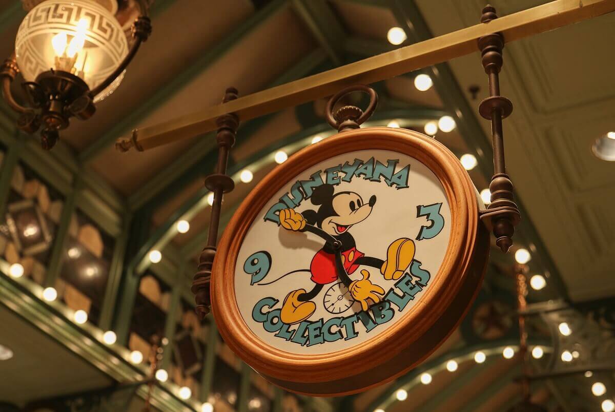 Mickey Mouse watch Mickey Mouse clock as entrance sign for Disneyana Collectibles in the Discovery Arcade. Mickey's arms tell the time: 4:50 p.m.