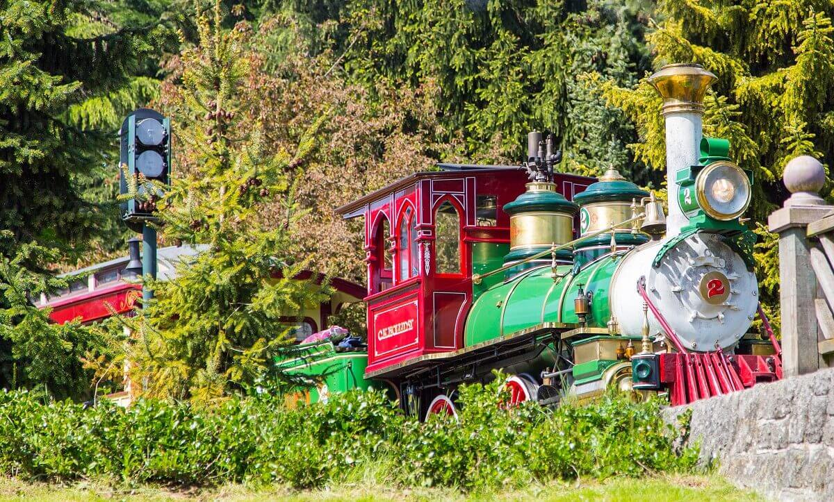 Lok C.K. Holliday The green and red Disneyland Railroad locomotive C.K. Holliday in front of the railway bridge in Fantasyland