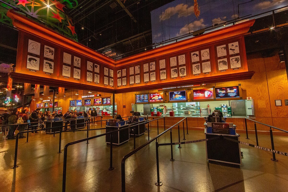 Cash desk area in the restaurant En Coulisse Box office area in the restaurant En Coulisse with caricatures of famous stars like in the Brown Derby