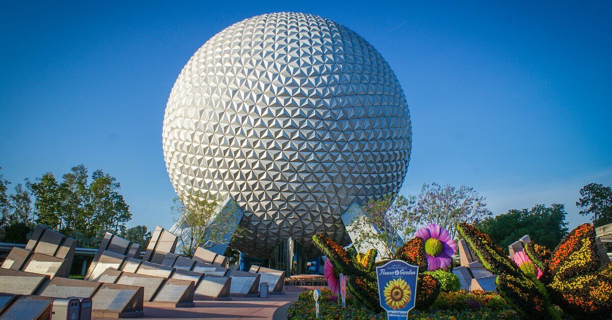 Spaceship Earth in Epcot Spaceship Earth in Epcot, Außensicht über die Leave a Legacy Monolithen
