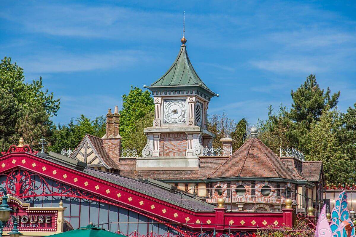 The station in Fantasyland behind the building for the Meet & Greet with Mickey Mouse you can see the small train station of Fantasyland