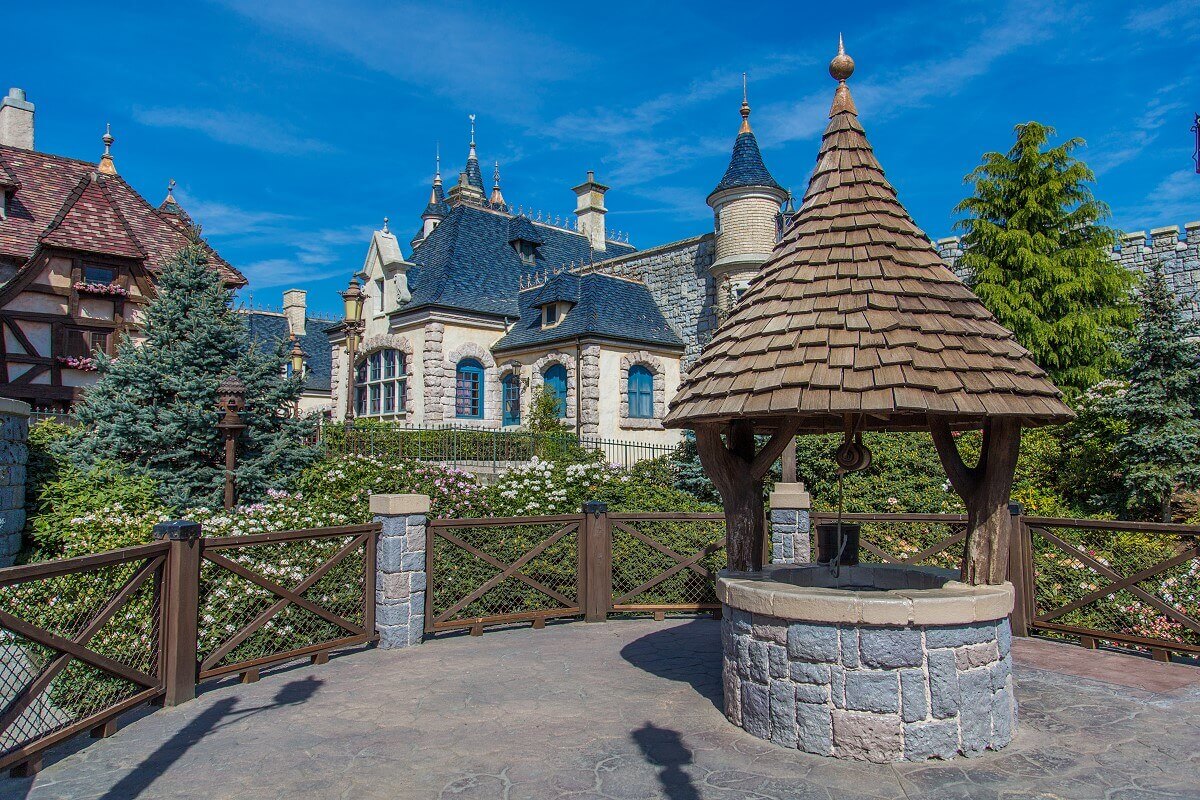 Snow White's wishing well on a small square next to the castle and not far from the Auberge de Cendrillon there is a wishing well