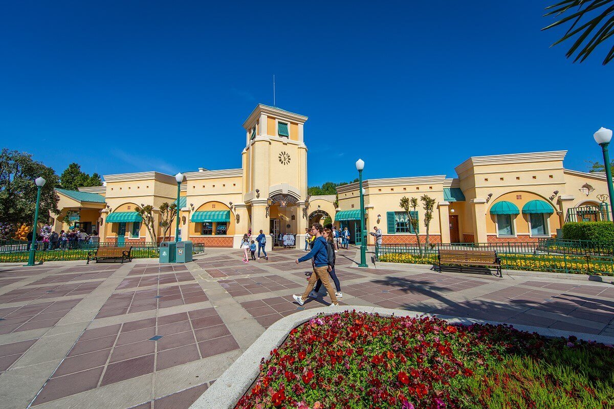 Art Deco style building on the Front Lot Art Deco style building on the Front Lot
