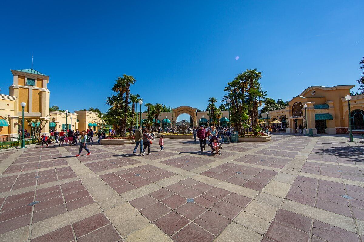The front lot with view to the entrance Wide angle shot of the entire Front Lot looking toward the entrance to Walt Disney Studios.