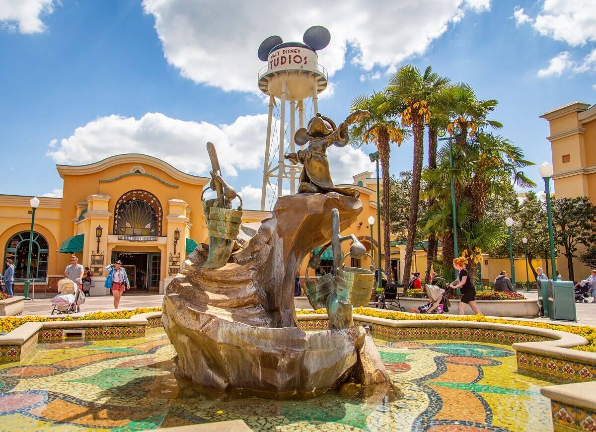 Fountain in the center of the Front Lot Mickey as sorcerer's apprentice fountain, in the background the Walt Disney Studios Store and the Earfell Tower