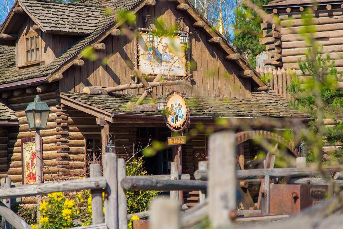 Shop Tobias Norton & Sons Log cabin with the shop of Tobias Norton & Sons in Frontierland