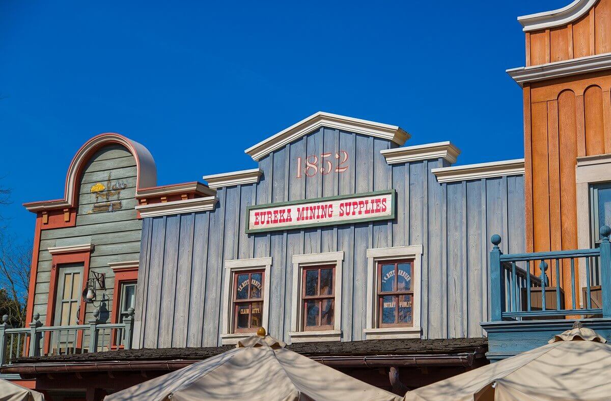 Second floor of some buildings View of the second floor of some of the sales buildings in Frontierland