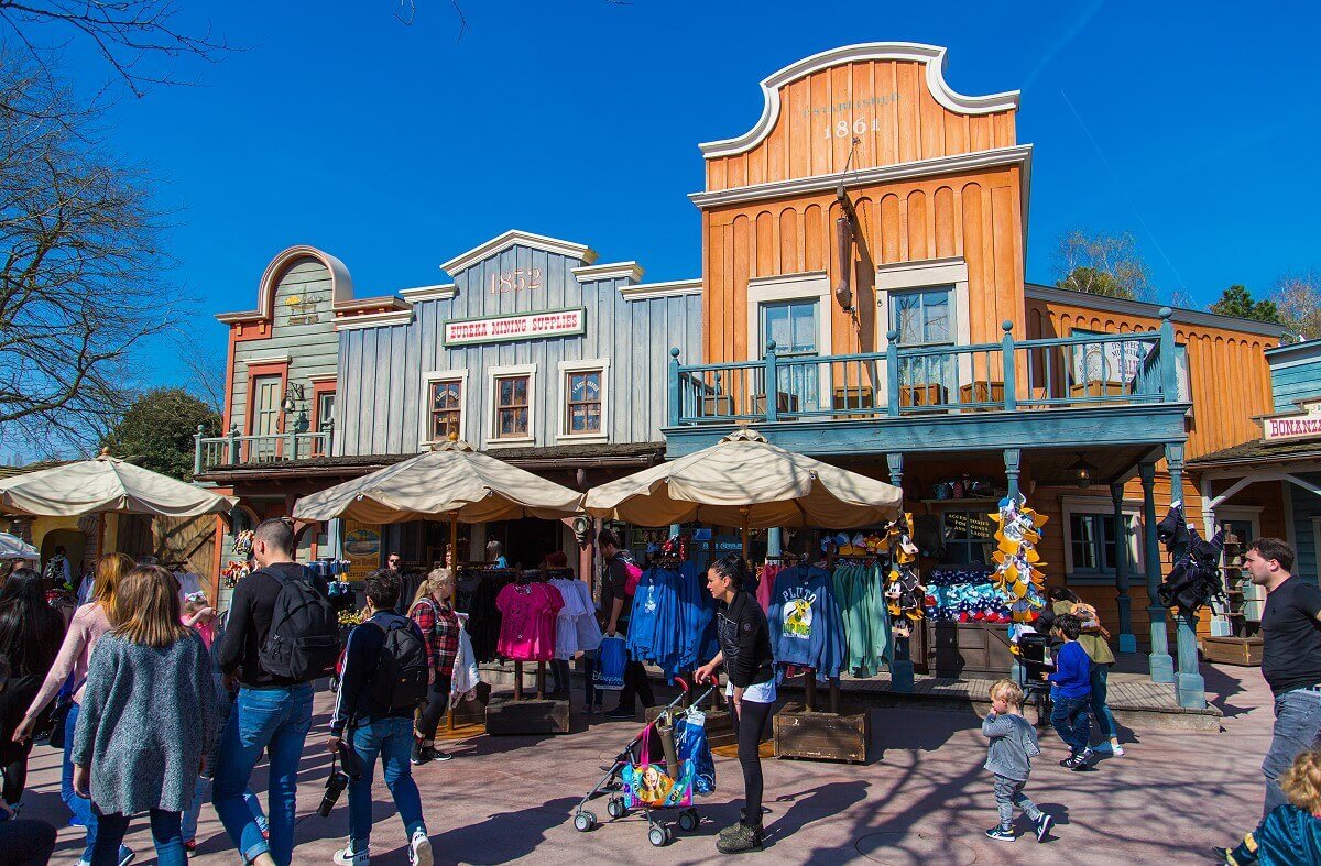 Shop Thunder Mesa Mercantile In front of the facade of the shop Thunder Mesa Mercantile in western town look are several sunshades and sales stands