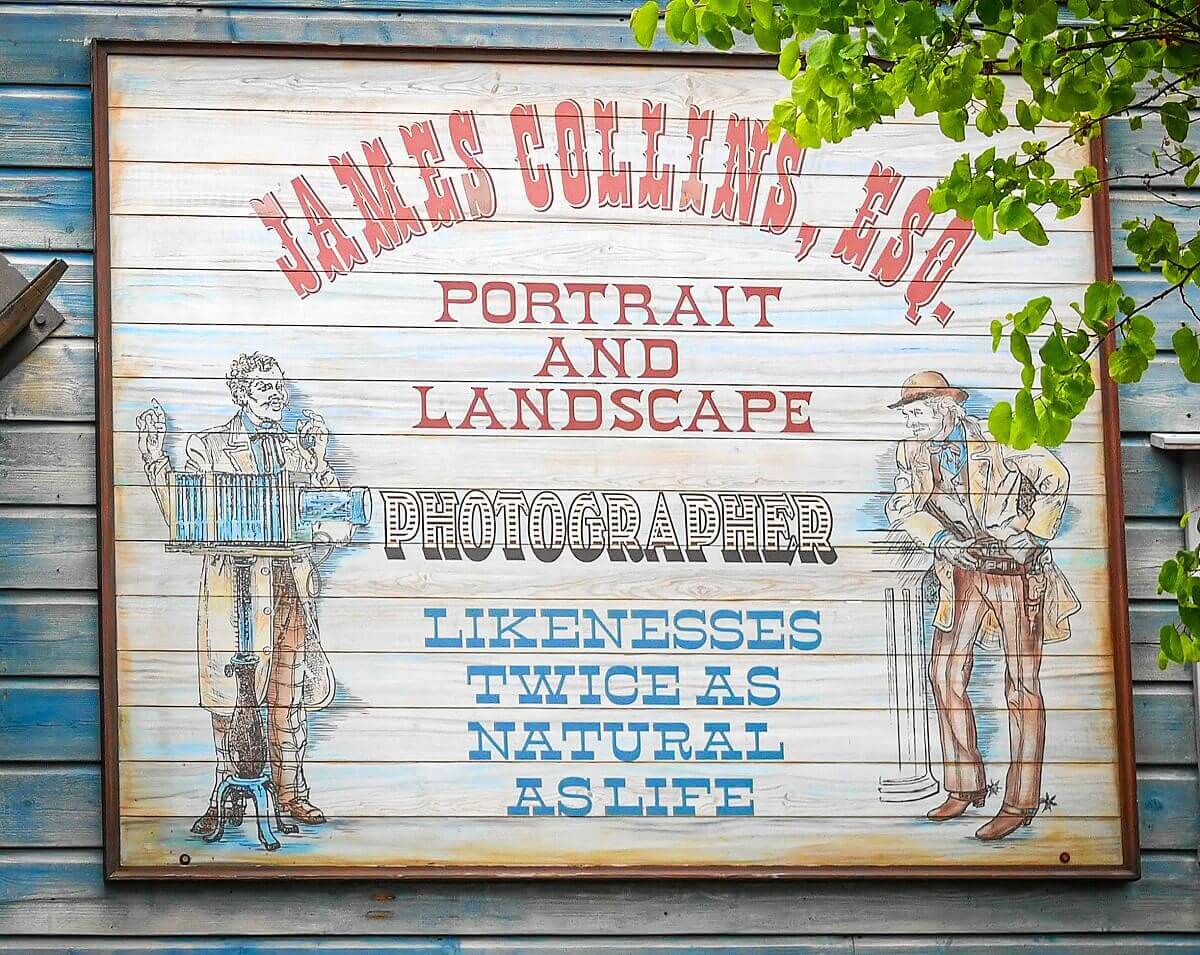 Advertising of a photographer A wood-look advertising sign attracts visitors to a photography studio in Thunder Mesa