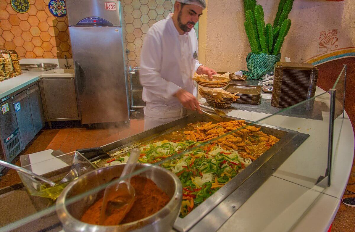 Fuente del Oro food A cook prepares Mexican food
