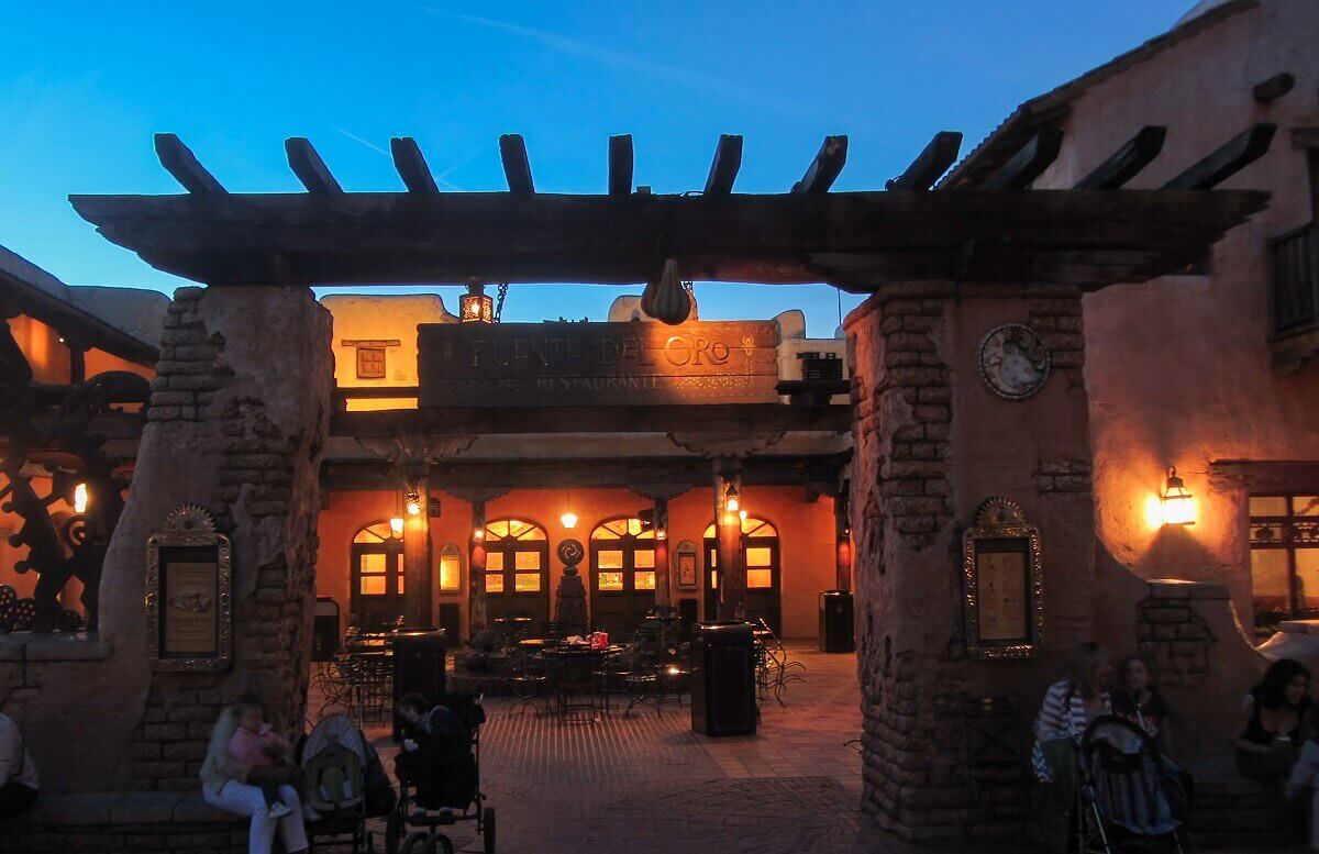 Entrance to the courtyard View of the entrance to the courtyard of Fuente del Oro with atmospheric lighting