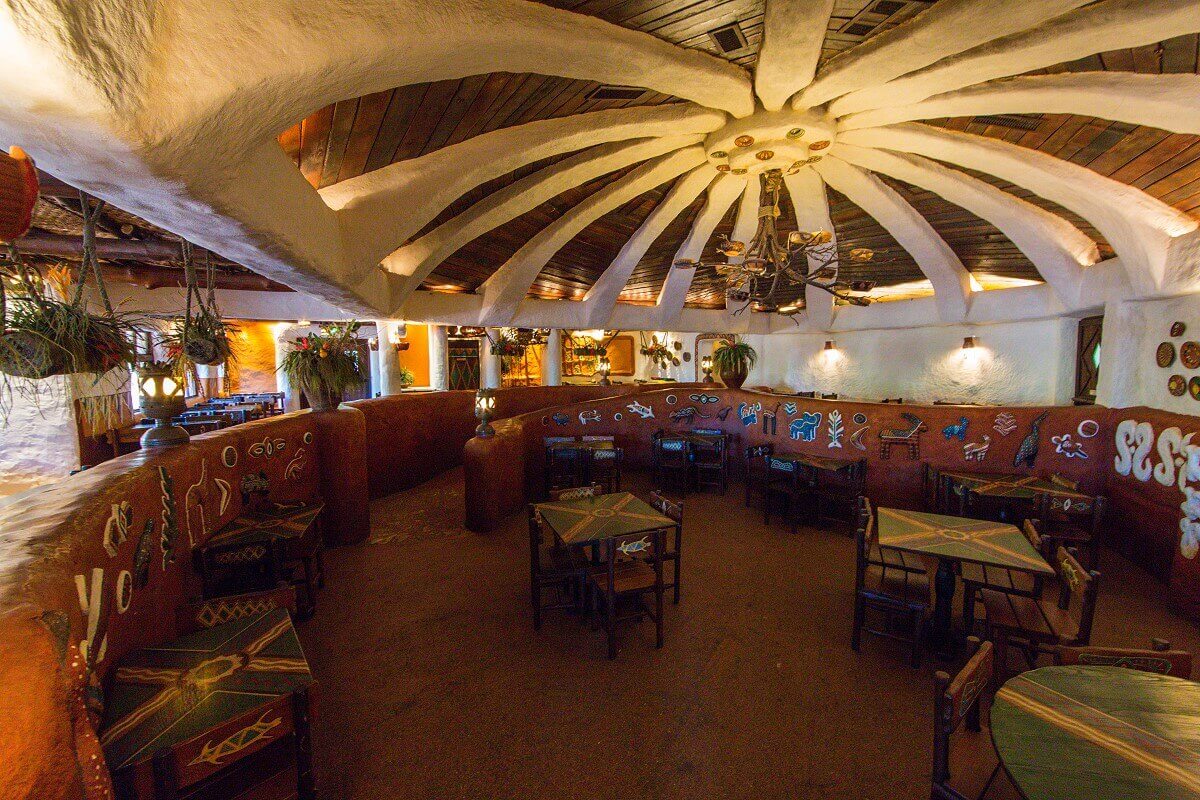 Sitting area in the terrace Timon several tables in a large almost circular room