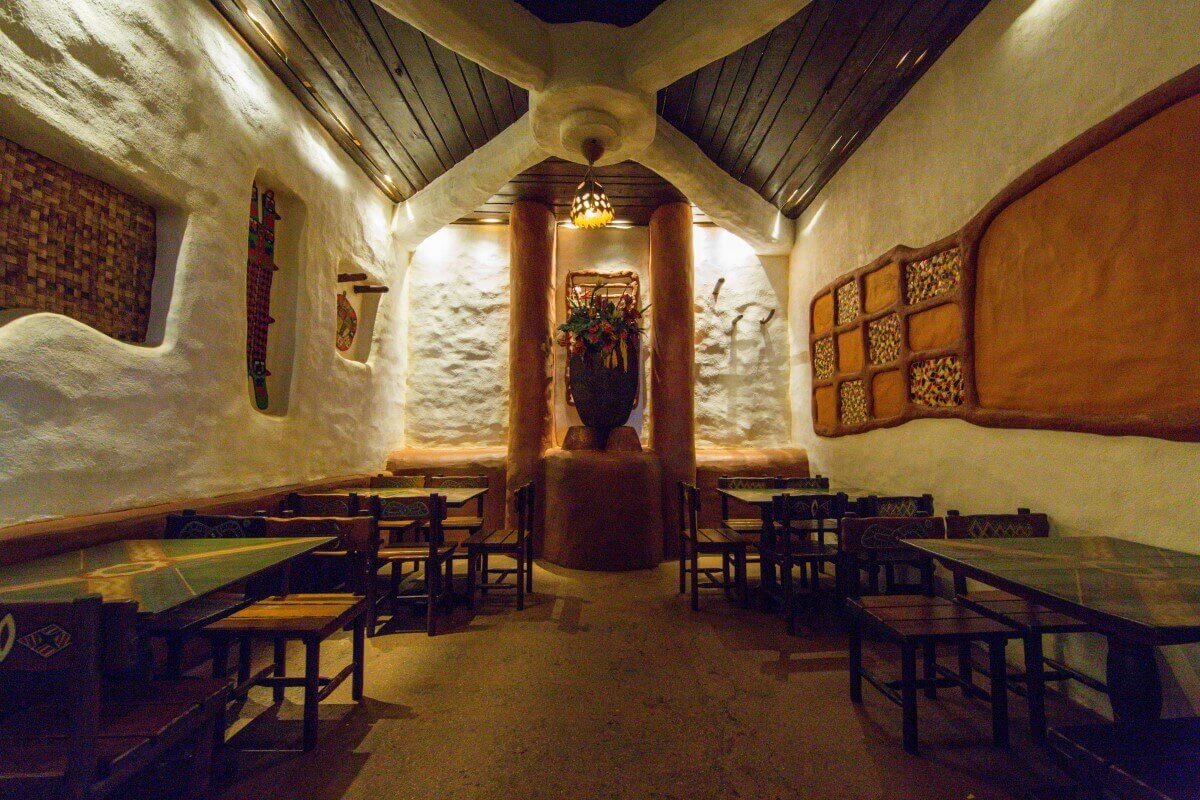 small room at the Hakuna Matata View into a small side room with four tables in the restaurant Hakuna Matata