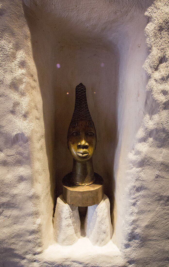 Hakuna Matata bust a metal bust in african design stands in a niche of the restaurant Hakuna Matata