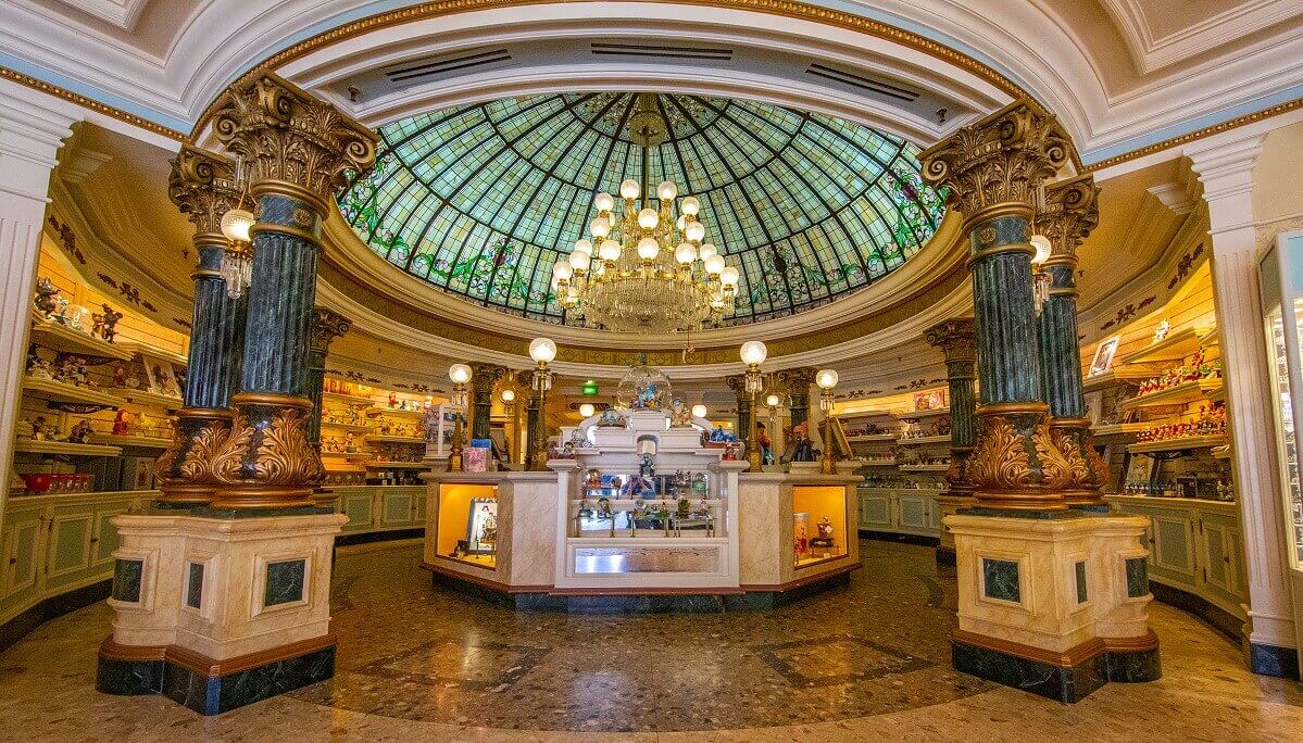 Wide shot of the entrance area of Harringtons Long shot of the entrance area of Harringtons: The round domed building is framed by magnificent columns and spanned by a large glass dome. The floor and columns are made of precious marble