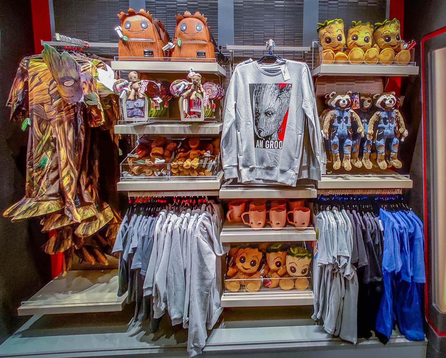 Boutique in the Hotel New York the Art of Marvel Take a look at the hotel's shop with lots of merchandise items from the Marvel universe such as mugs, T-shirts and stuffed animals