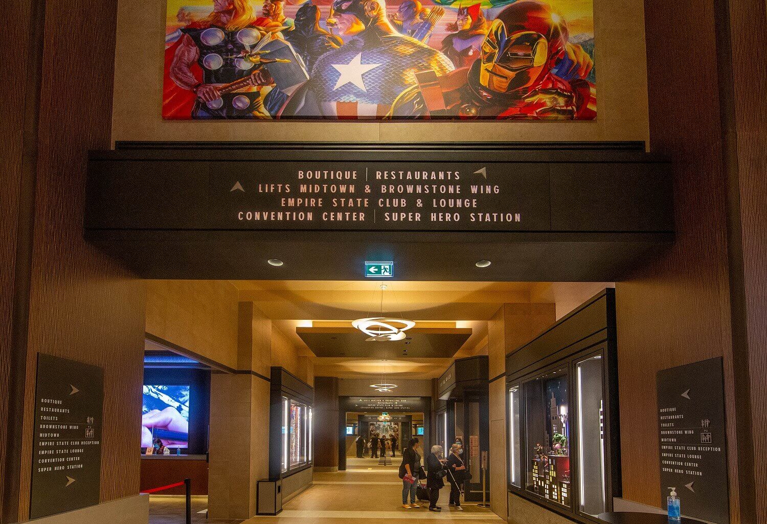 Hotelcorridor Marvel images and signs hang in the hallways of the hotel.