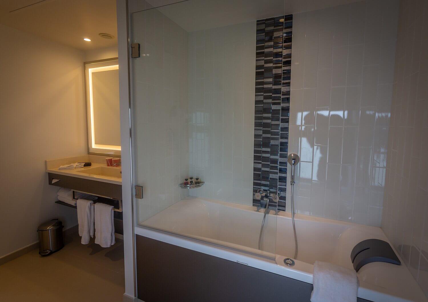 Spider-Man Suite bathroom Bathtub and washbasin in the bathroom of the suite