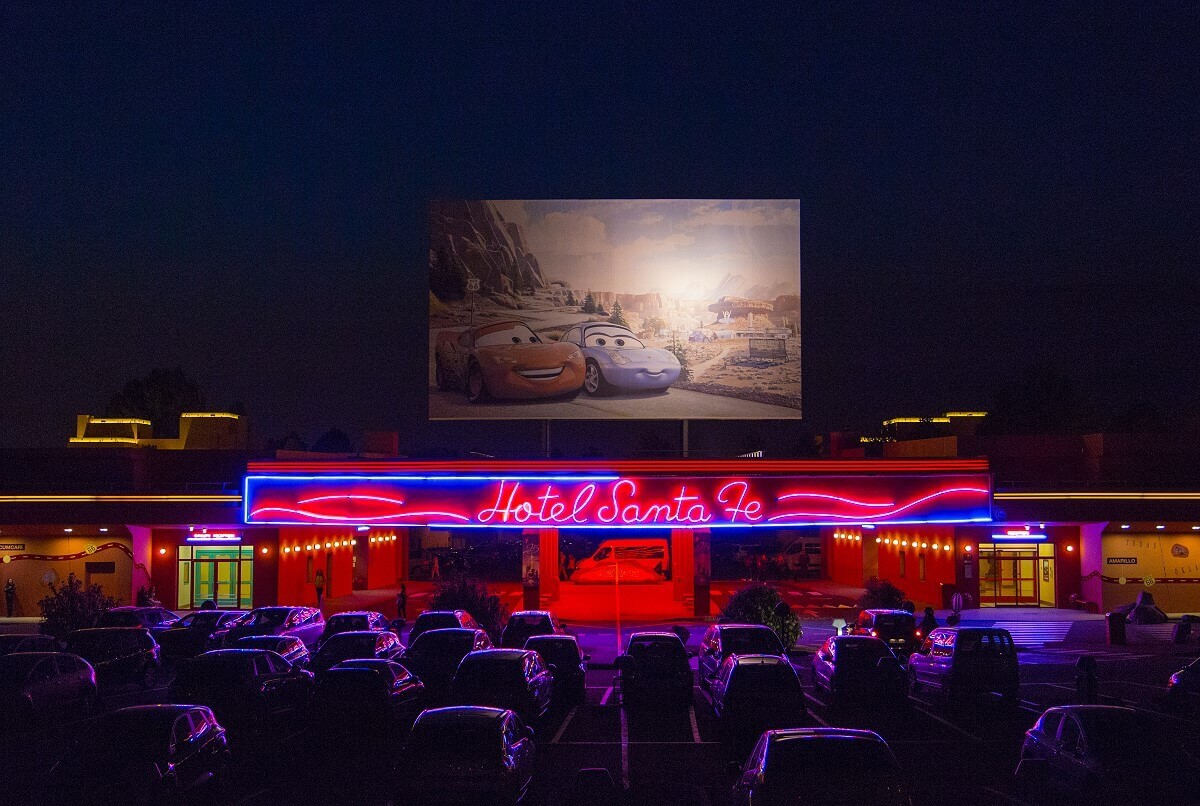 Hotel entrance Santa Fe at night The drive-in style hotel entrance is lit up at night, with many parked cars in front of it.