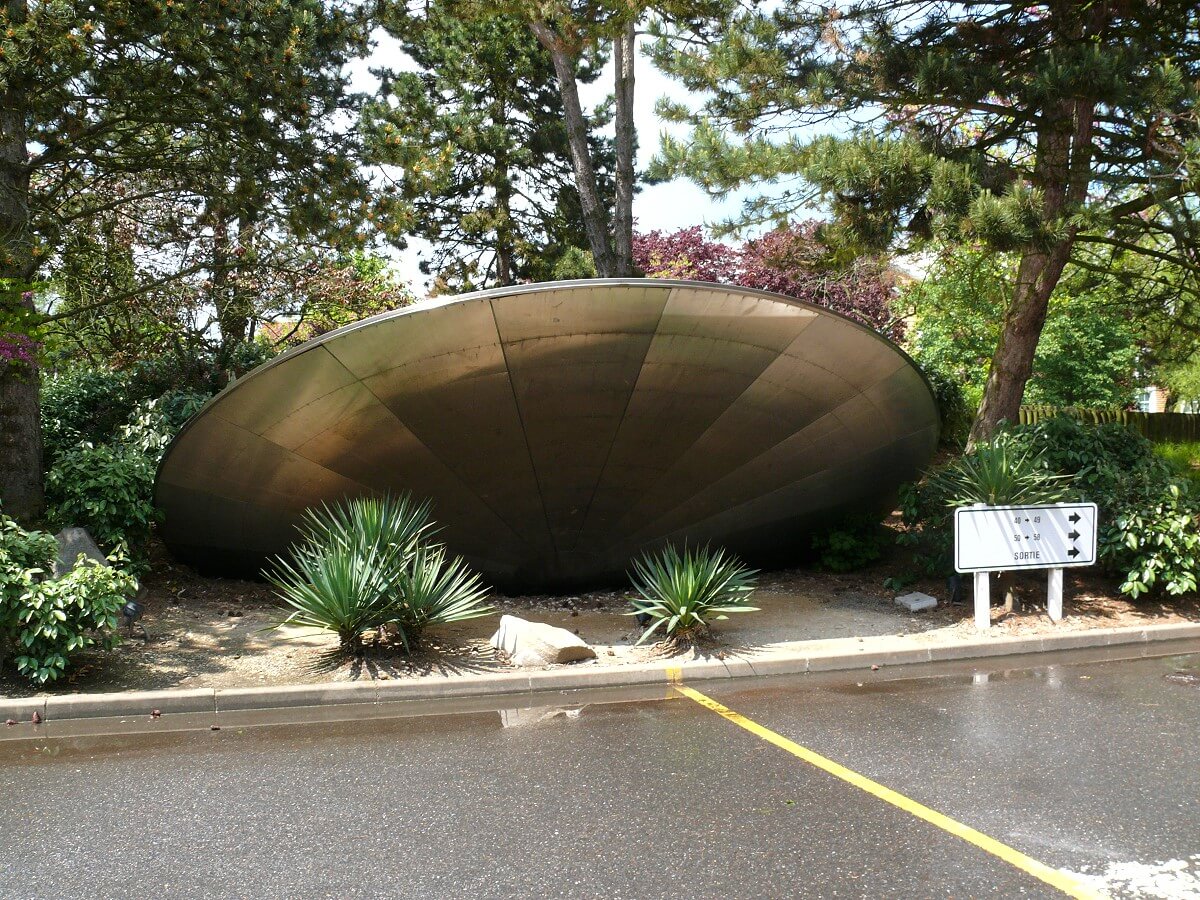 Ufo in Hotel SantaFe A crashed UFO in the bushes on the hotel grounds