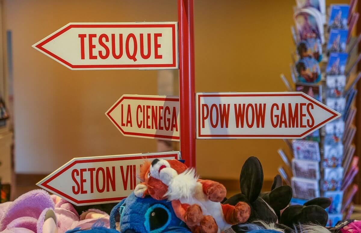 Decoration in the hotel shop of the Santa Fe Signposts as decoration in the shop de Hotel Santa Fe