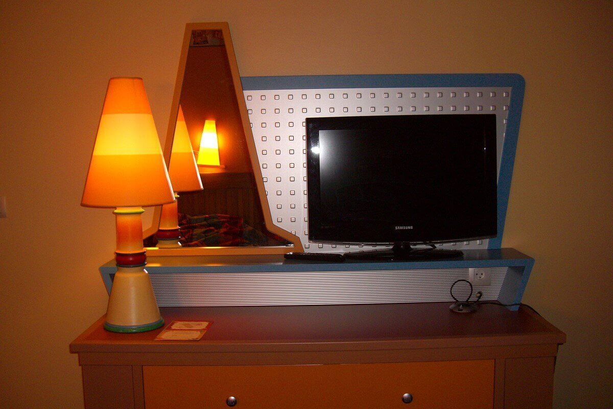 Hotel Santa Fe TV Board In the hotel room of the Santa Fe there is a TV on a dresser, next to it a lamp in the shape of a pylon