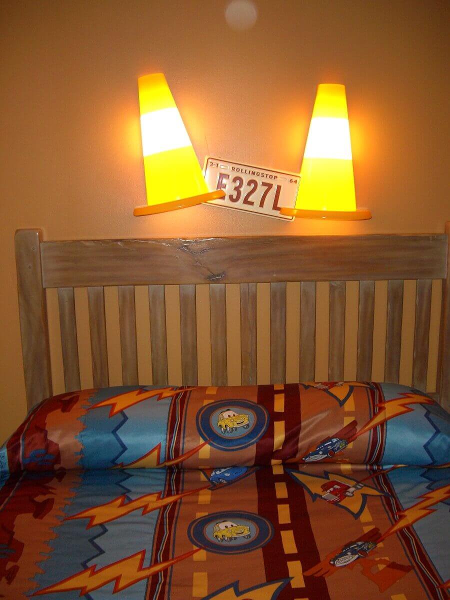 Bed at Hotel Santa Fe A bed in the Hotel Santa Fee, above it two pylon-shaped lamps with a license plate in the middle