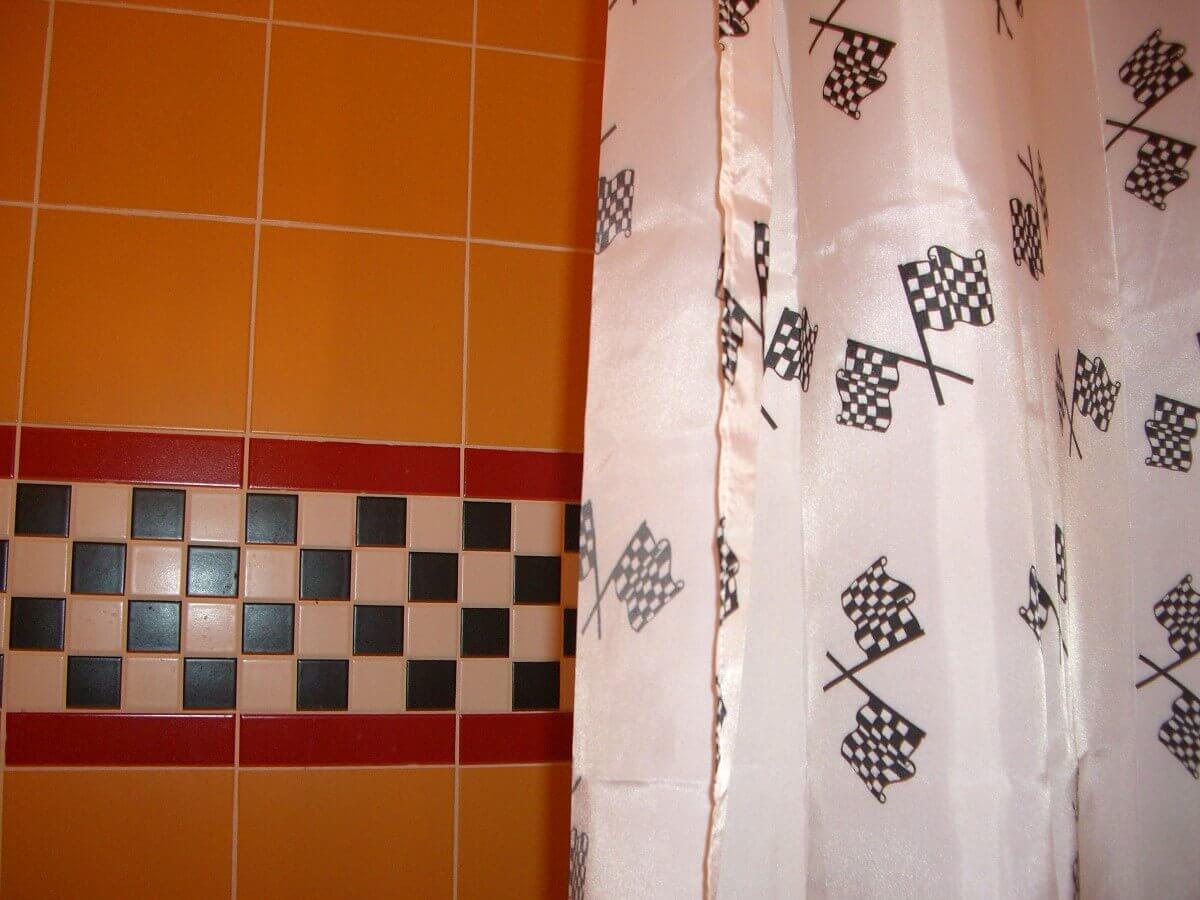 Bathroom in Hotel Santo Fee There are black and white target flags on the shower curtain in the bathroom