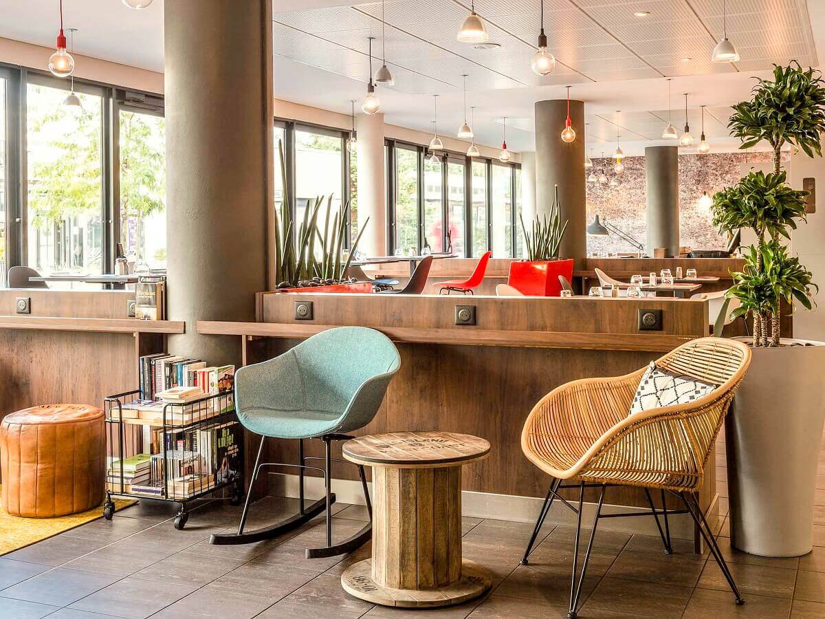 Lounge at the Ibis Hotel Chairs and small tables in the lounge of the Ibis Hotel in Val d'Europe