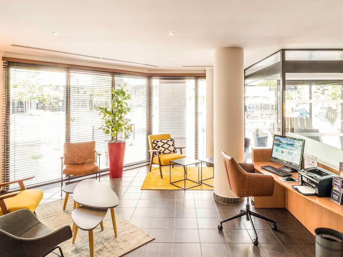 Lounge and working area Ibis Hotel: Lounge with working area with PC and printer for guests