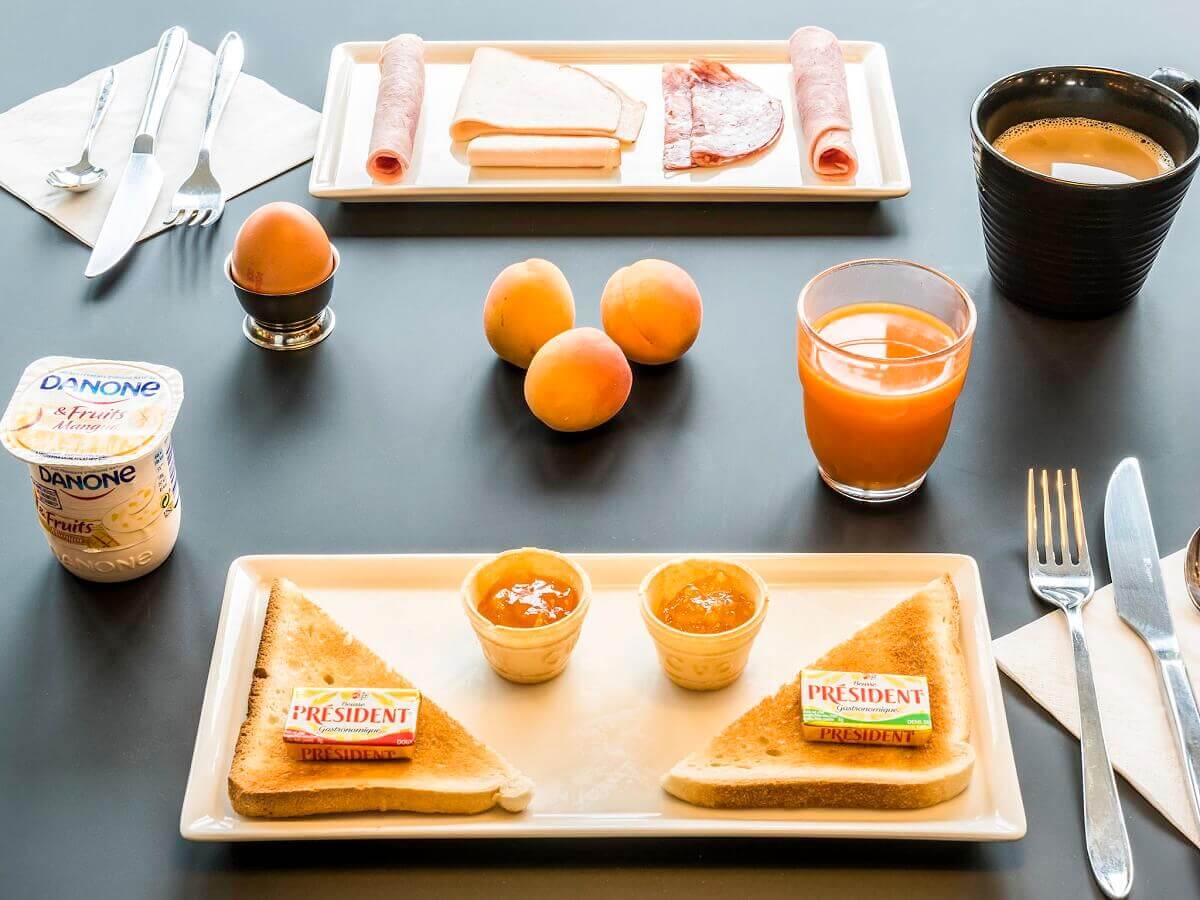Breakfast at the hotel Small breakfast at the Ibis hotel with toast, jam, cold cuts, egg, fruit, yogurt, coffee and juice.