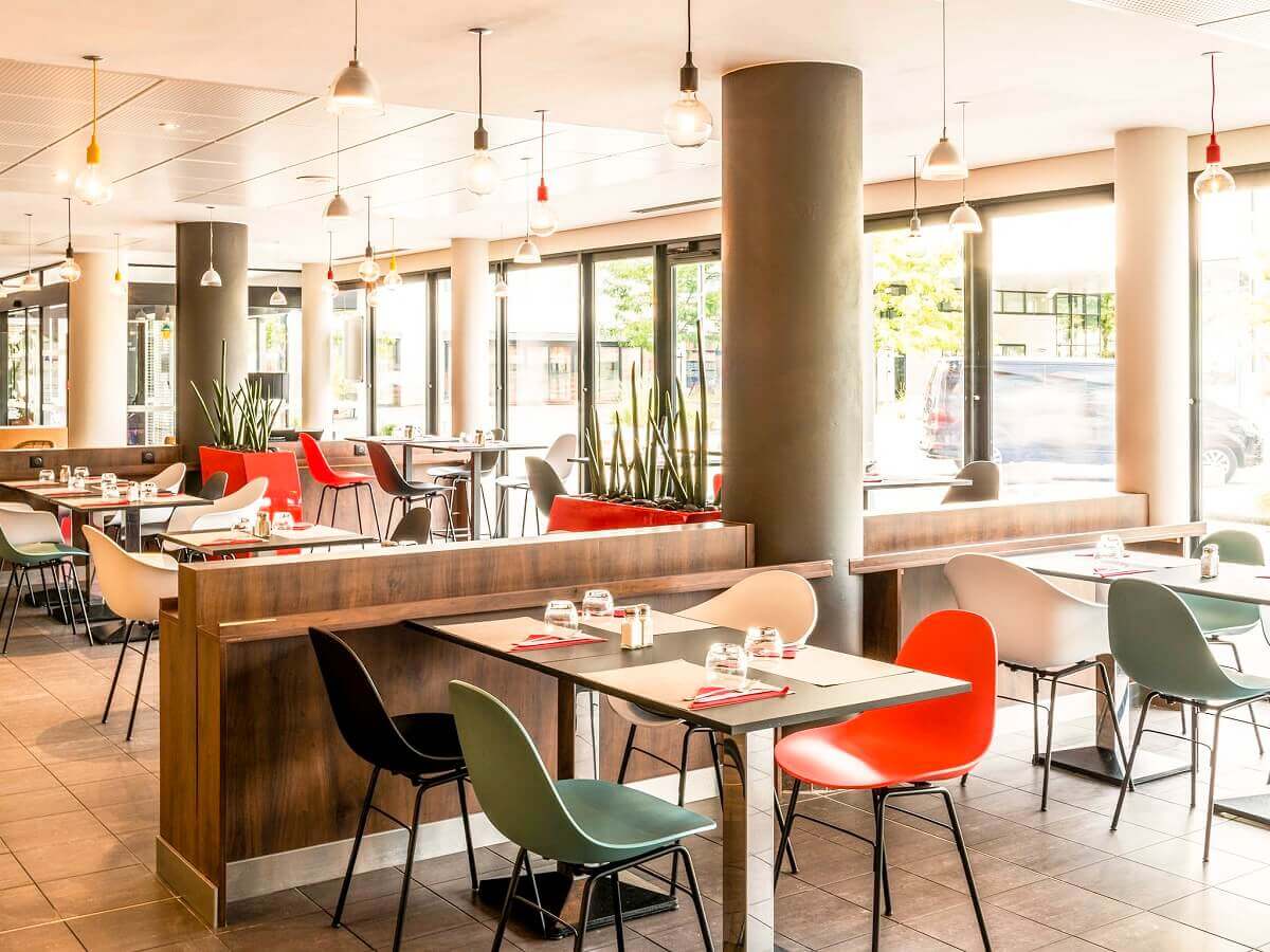 Restaurant Restaurant in the Ibis hotel in Val d'Europe with large window front