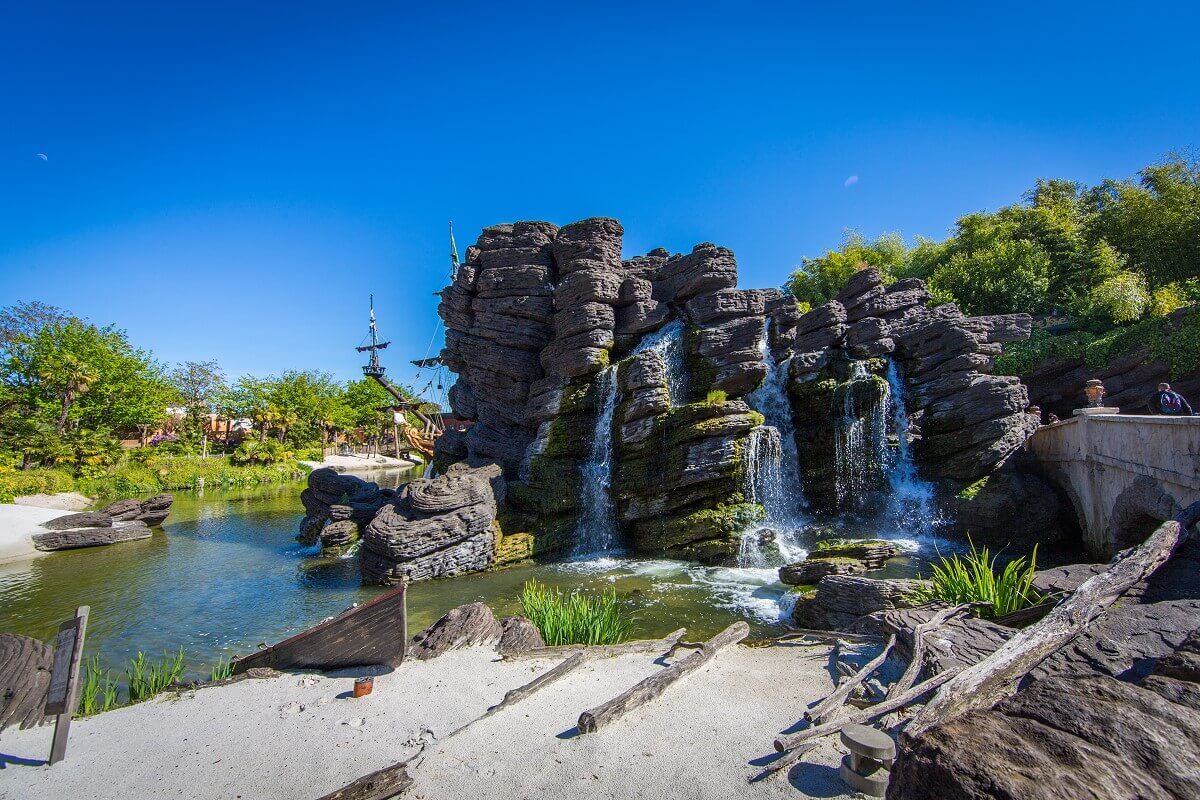 Beach near the Skull Rock a beach with flotsam near the Skull Rock in Adventureland