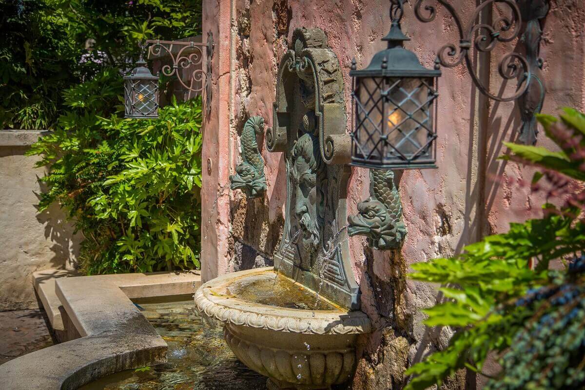 Fountain at the exit of the Pirates of the Caribbean an Italian-looking fountain can be seen on a crumbling wall at the exit of the Pirates of the Caribbean attraction