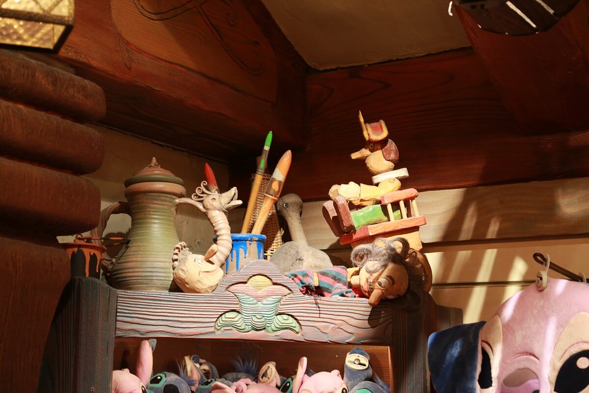 Decorations in Gepetto's workshop on a shelf in Gepetto's workshop are various objects like jugs and brushes