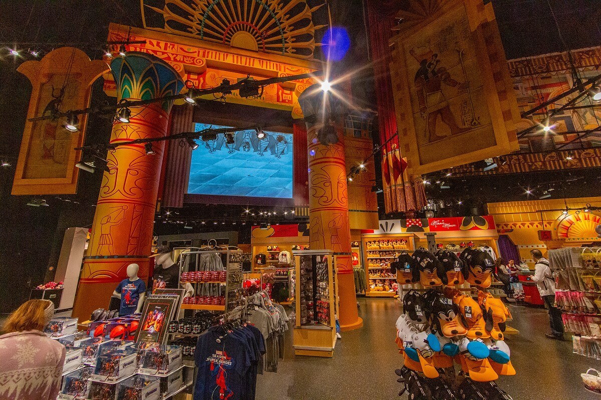 Legends of Hollywood shop with Egyptian backdrops Legends of Hollywood shop with backdrops in the look of ancient Egypt and a screen with black and white cartoons in the background