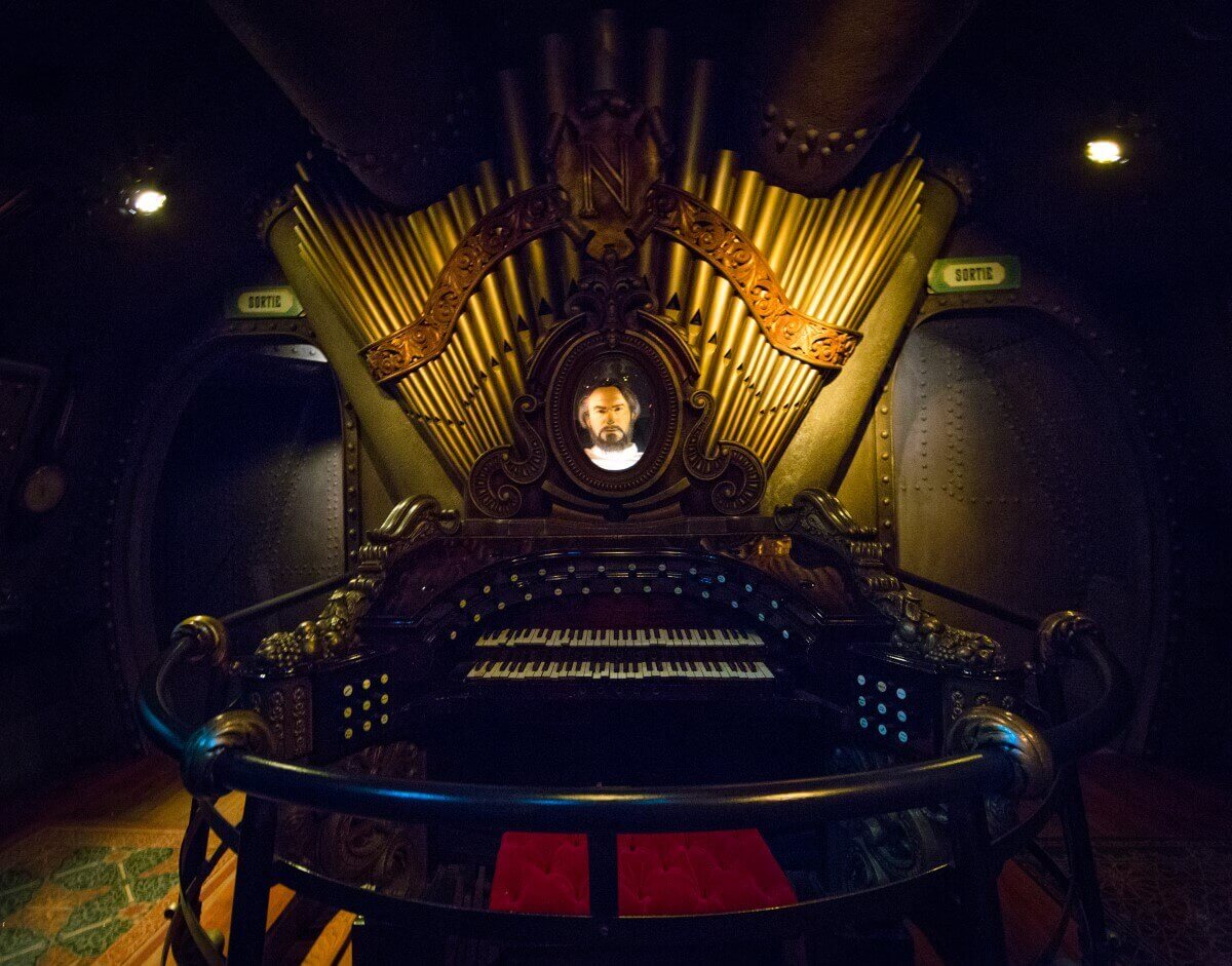 The organ in the Nautilus in one room of the Nautilus there is a medium-sized organ with a red velvet-covered stool