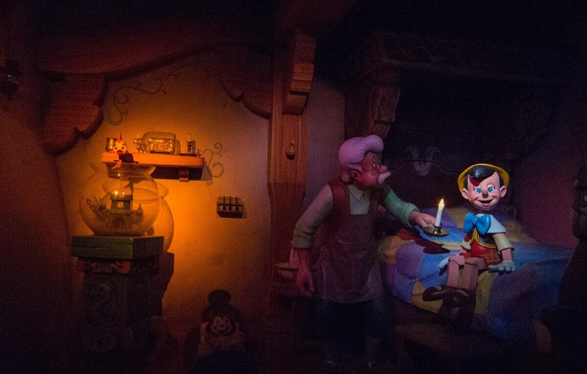 Scene in Gepetto's house In one scene of the darkride Les Voyages de Pinocchio, Gepetto and his puppet Pinocchio are seen together in the bedroom