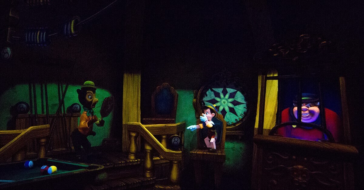 Les Voyages de Pinocchio Lampwick turns into a donkey