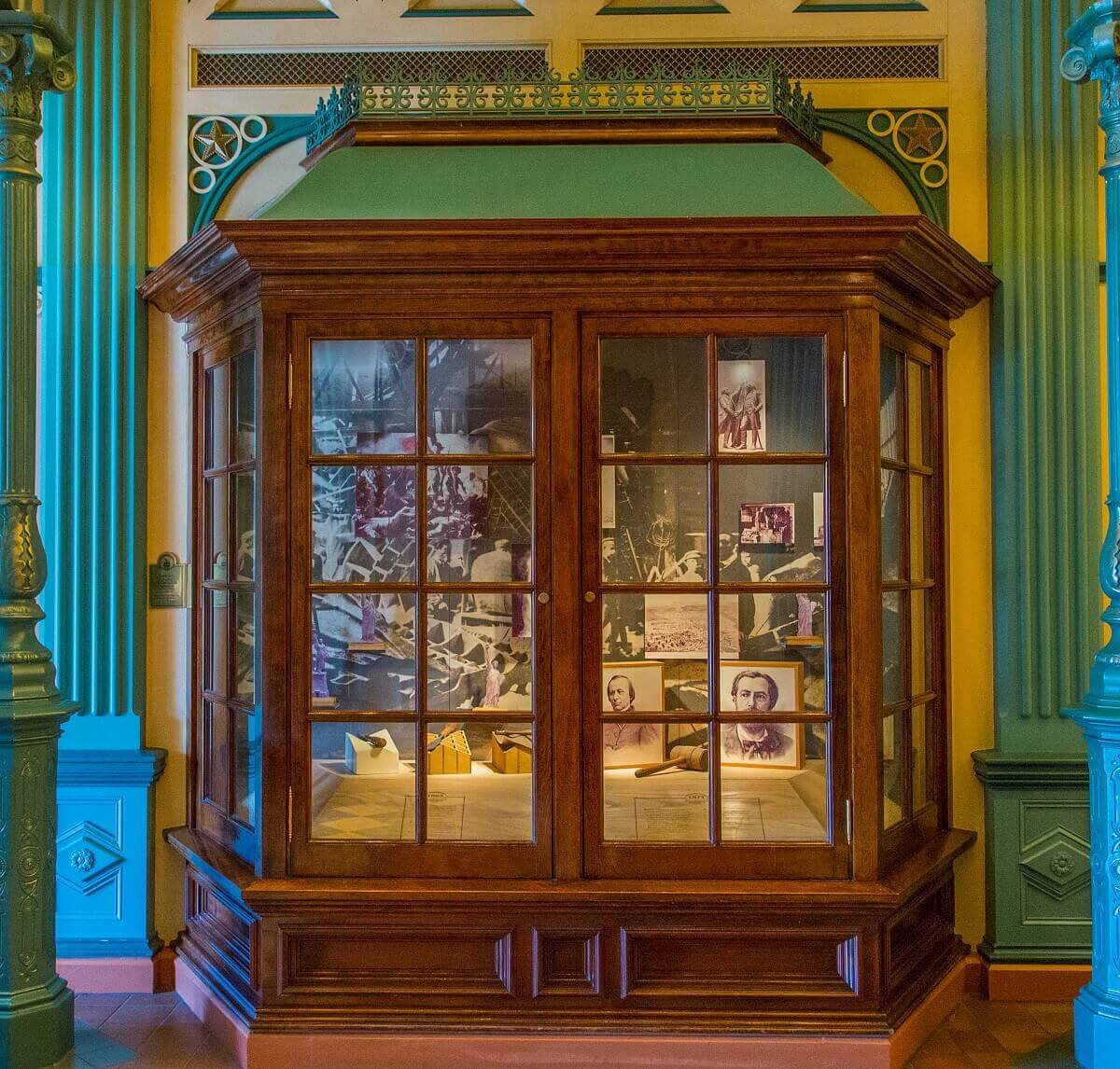 Display case Showcase on the history of the construction of the Statue of Liberty in the Liberty Arcade