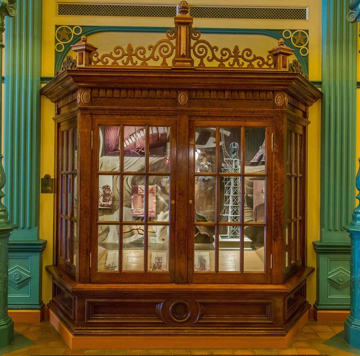 Display case with a model of the Statue of Liberty Display case with a model of the Statue of Liberty skeleton and historical photographs of its construction.