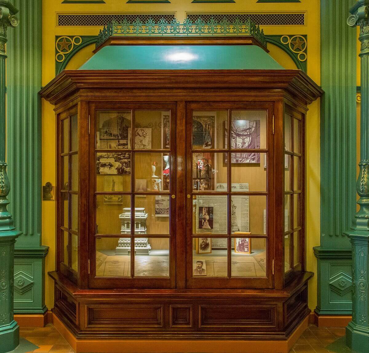 Showcase for the construction of the base and the placement of the statue Showcase for the construction of the base and the placement of the statue